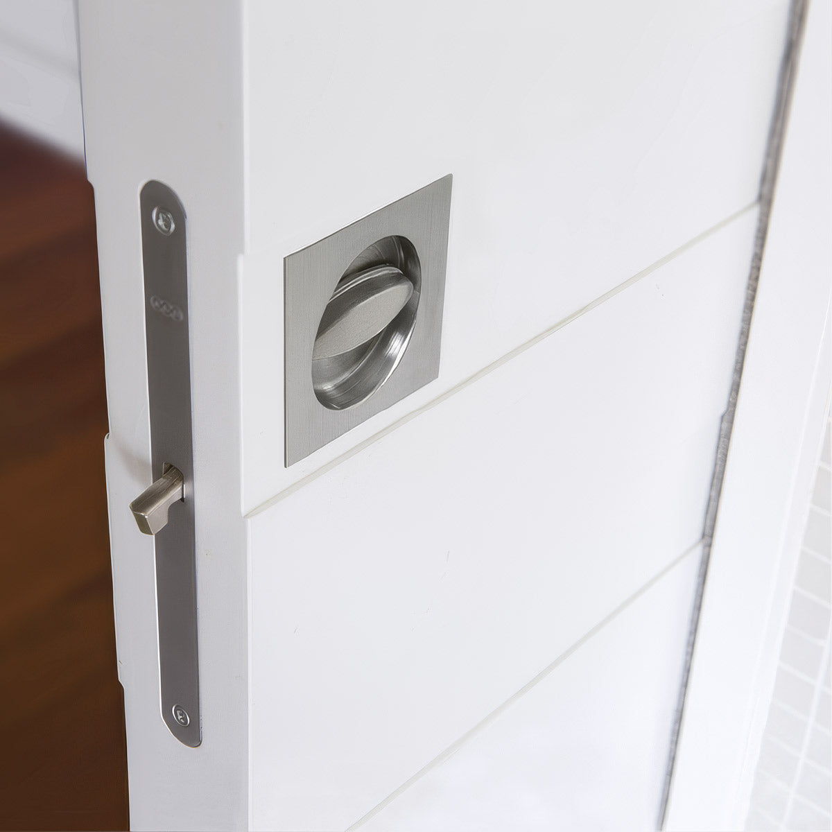 Scivola T installed on a white door